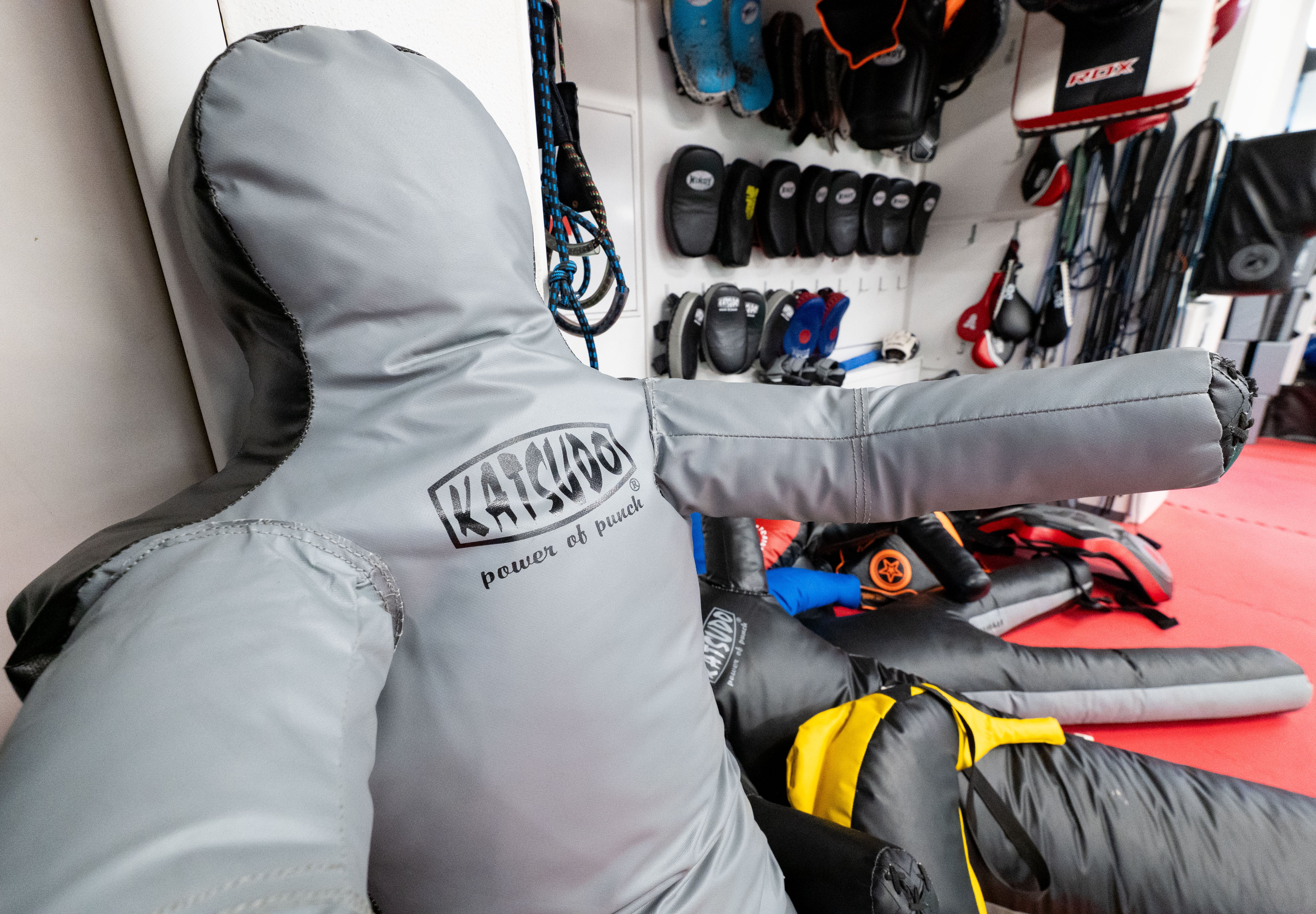 Katsudo Unileggo Single-Leg Wrestling Dummy, Gray