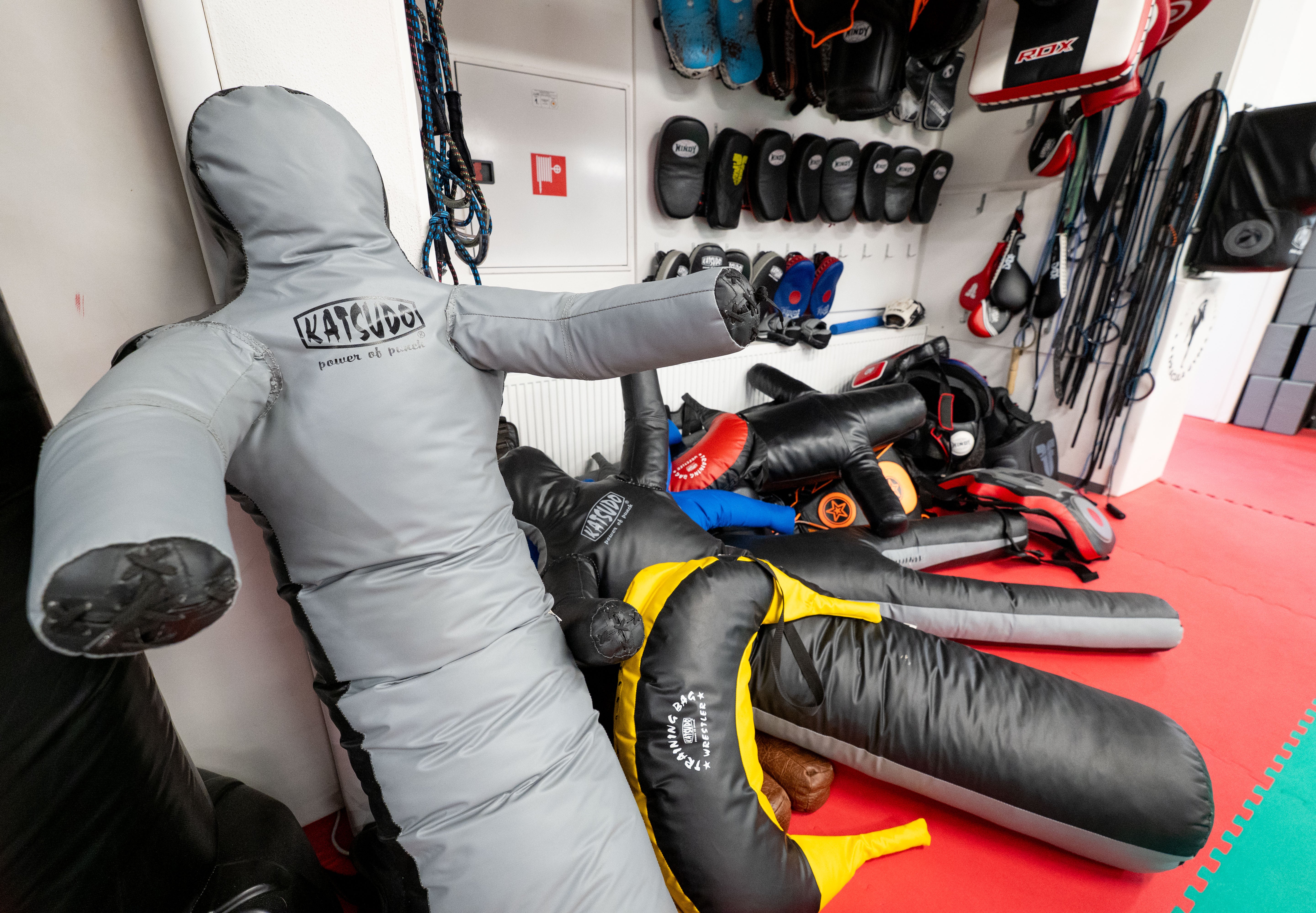 Katsudo Unileggo Single-Leg Wrestling Dummy, Gray